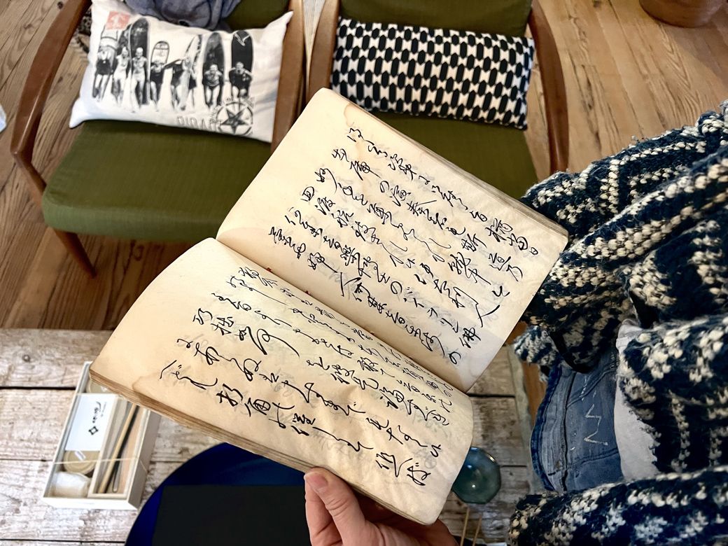 日本の古書の後ろには、かわいいクッションが鎮座（筆者撮影）