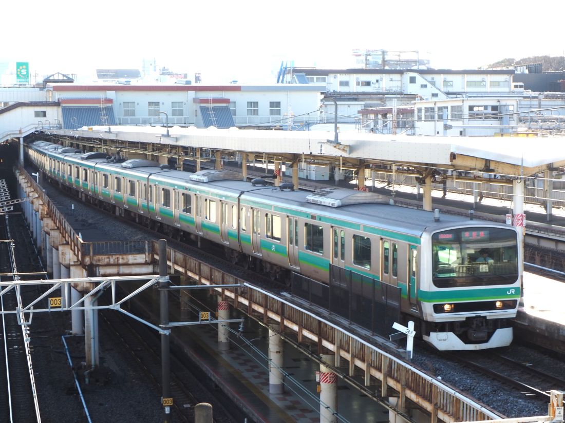 上野駅に停車する常磐快速線の電車（記者撮影）