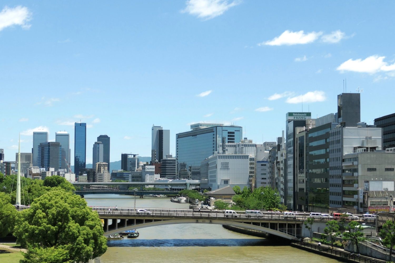 中之島側から見た天満橋駅・OMM（記者撮影）