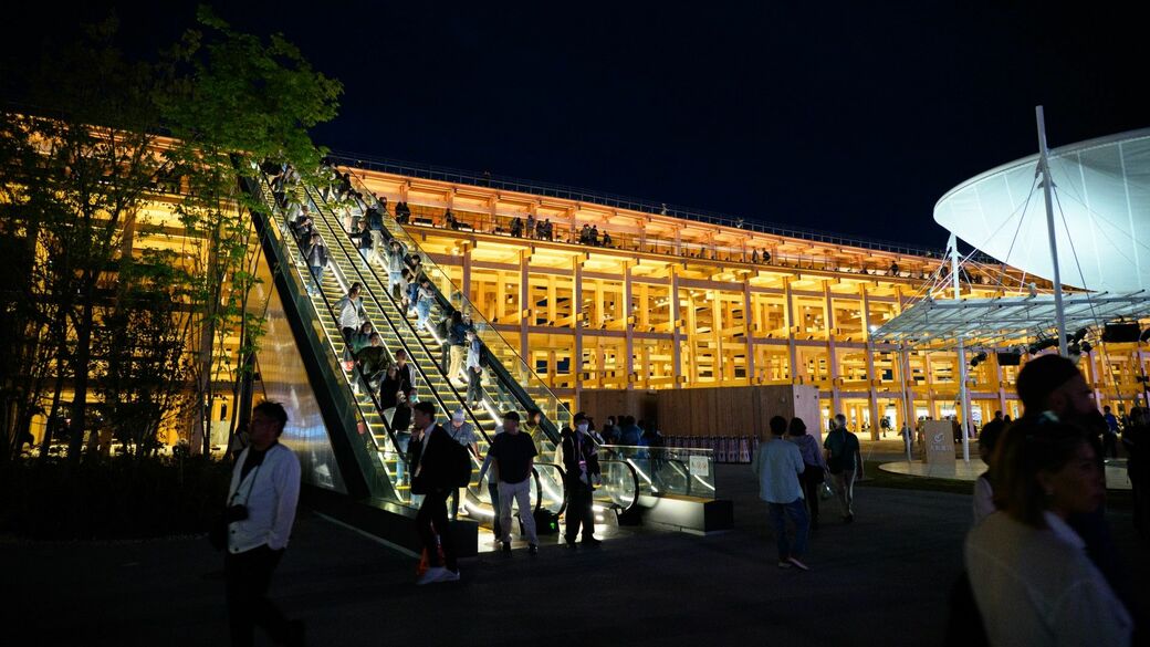 4階建てのビルに相当する高さまで、エスカレーターで一気に上がる（記者撮影）
