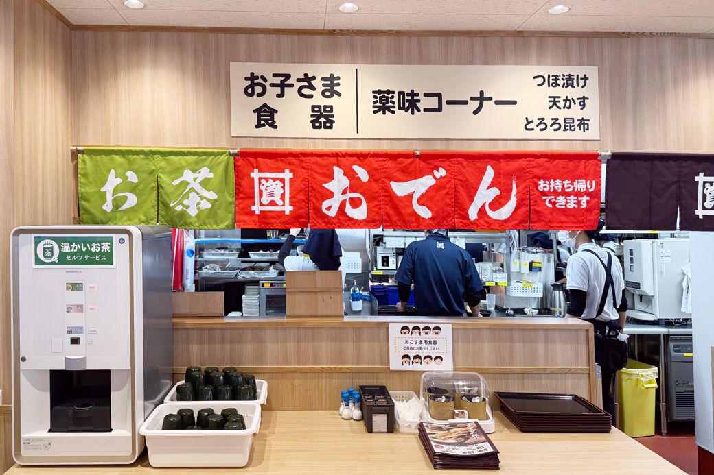 回転寿司を彷彿とさせる、店内のしくみづくり。温かいお茶と子供用食器は専用セルフブースが設置されていました（筆者撮影）