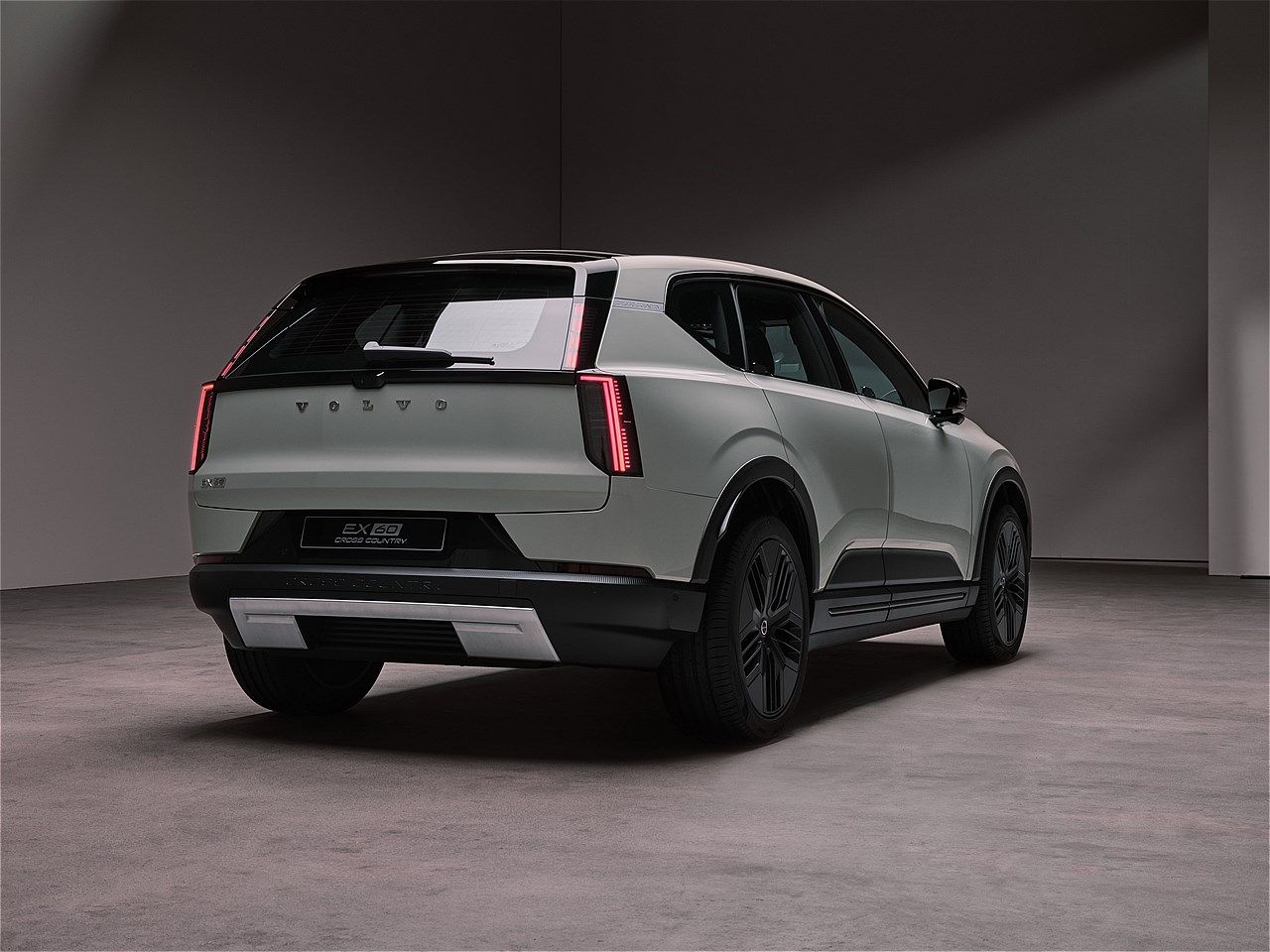 EX60と同時に発表されたボルボ「EX60クロスカントリー」（写真：ボルボ・カー・ジャパン）