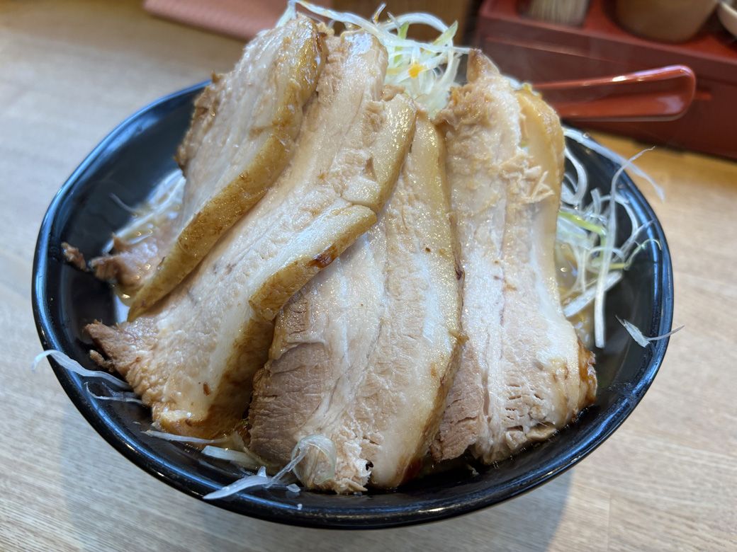 「萬馬軒」のラーメンはボリュームたっぷり（筆者撮影）