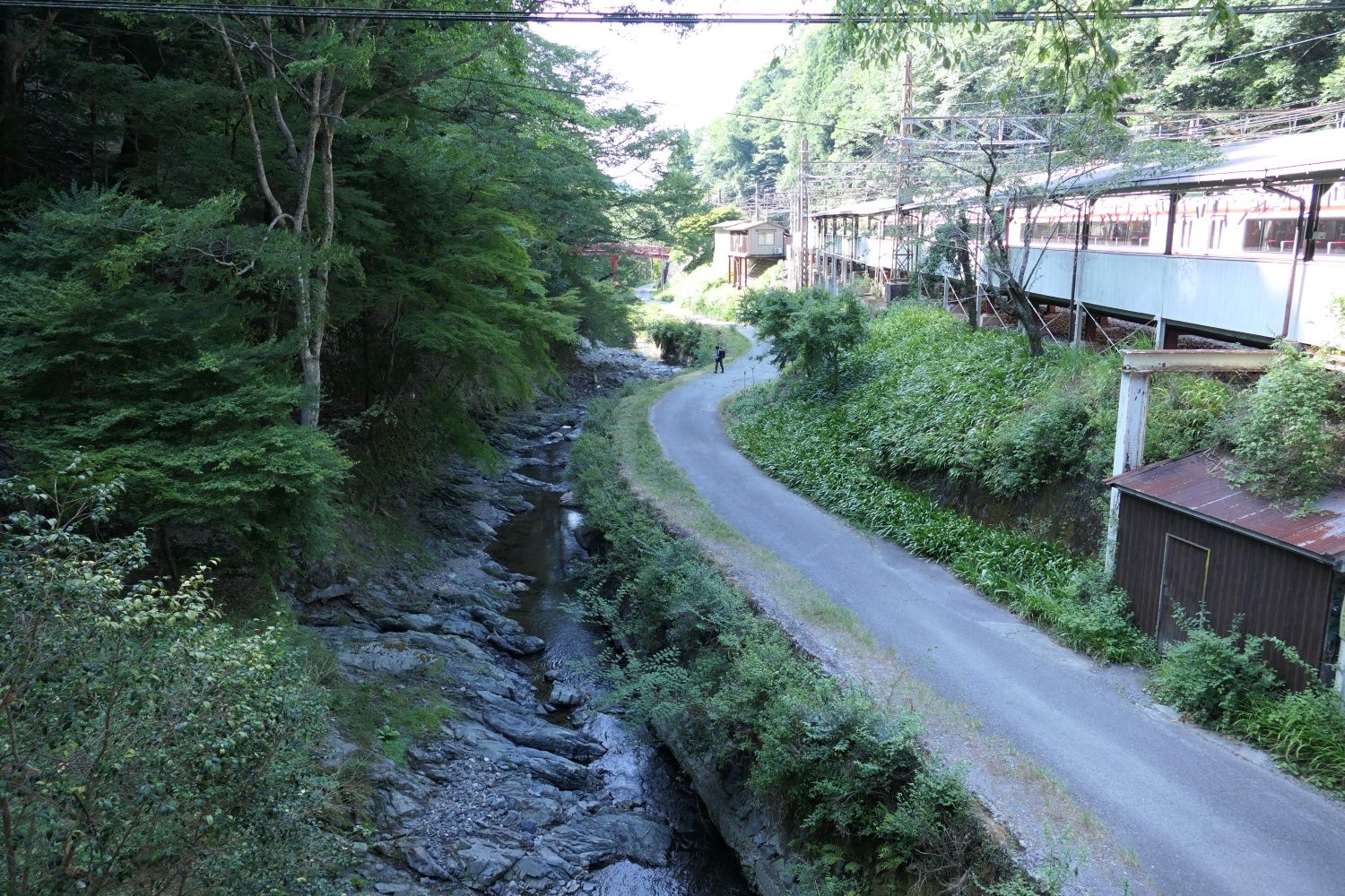 通路からみた不動谷川。画面奥に極楽橋（記者撮影）