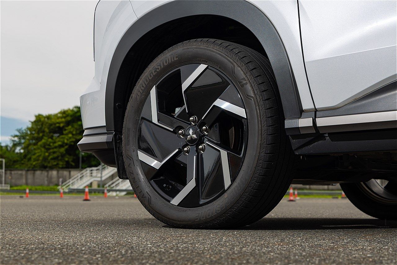 三菱の新型SUV「エクスフォースHEV」（筆者撮影）