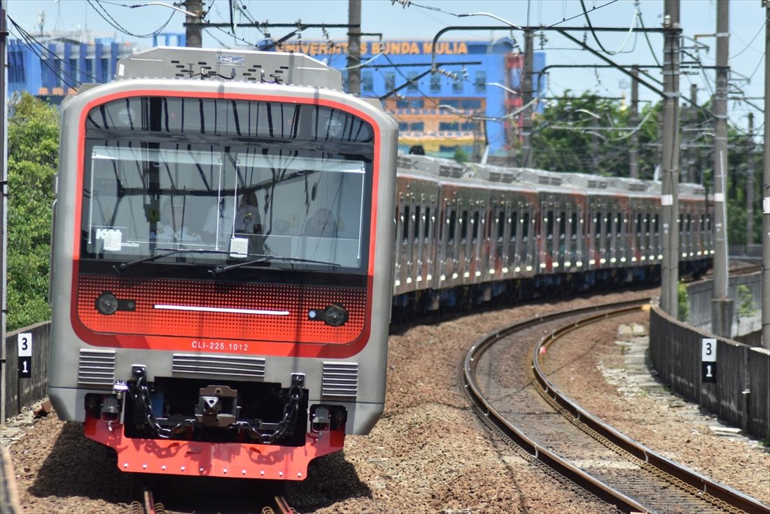 運行を開始したインドネシア国産の通勤電車「CLI-225型」。写真は1番列車を務めた第1編成（筆者撮影）