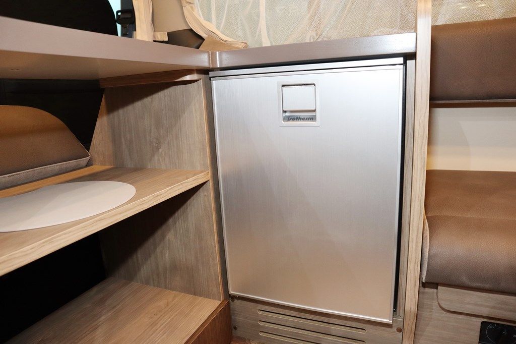 新型キャンピングカー「レクビィ プラスリビン」のライトタイプ（写真：筆者撮影）