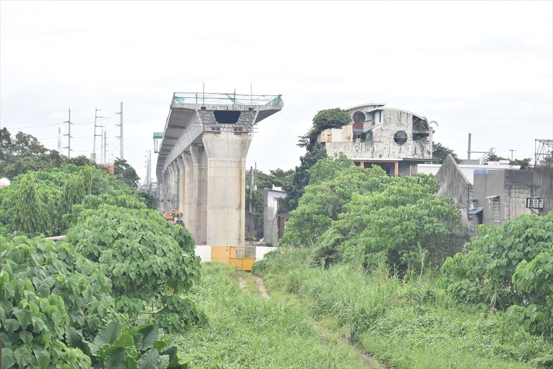 建設中の南北通勤鉄道（NSCR）の高架橋。こちらも車両基地や一部区間の着工が遅れている（筆者撮影）