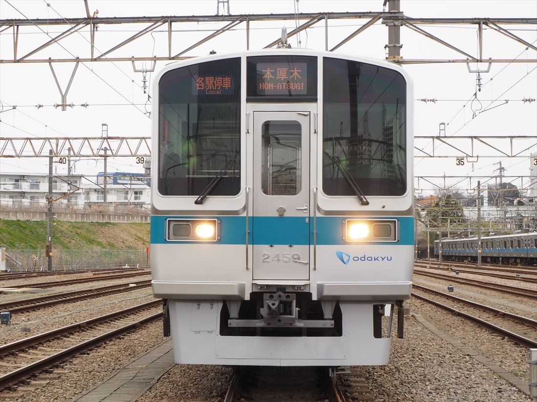 2000形の前面。先代の1000形と基本的に同じデザインだ（記者撮影）