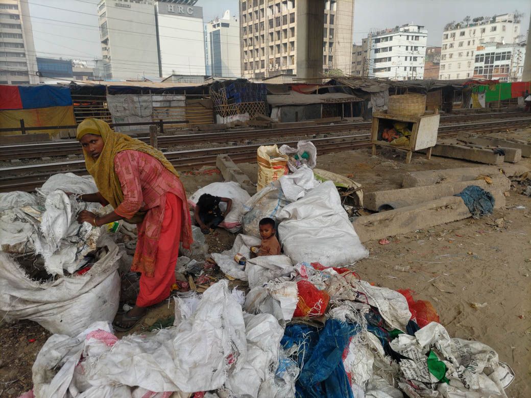 ゴミを漁る女性と、それを待つ子供たち（筆者撮影）