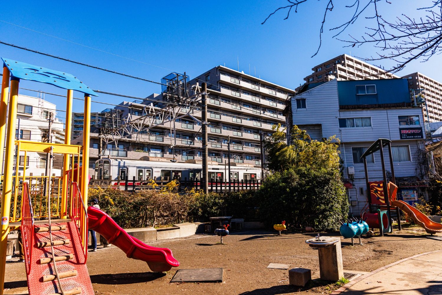 下板橋駅上り方、線路沿いにある「電車の見える公園」から（撮影：鼠入昌史）