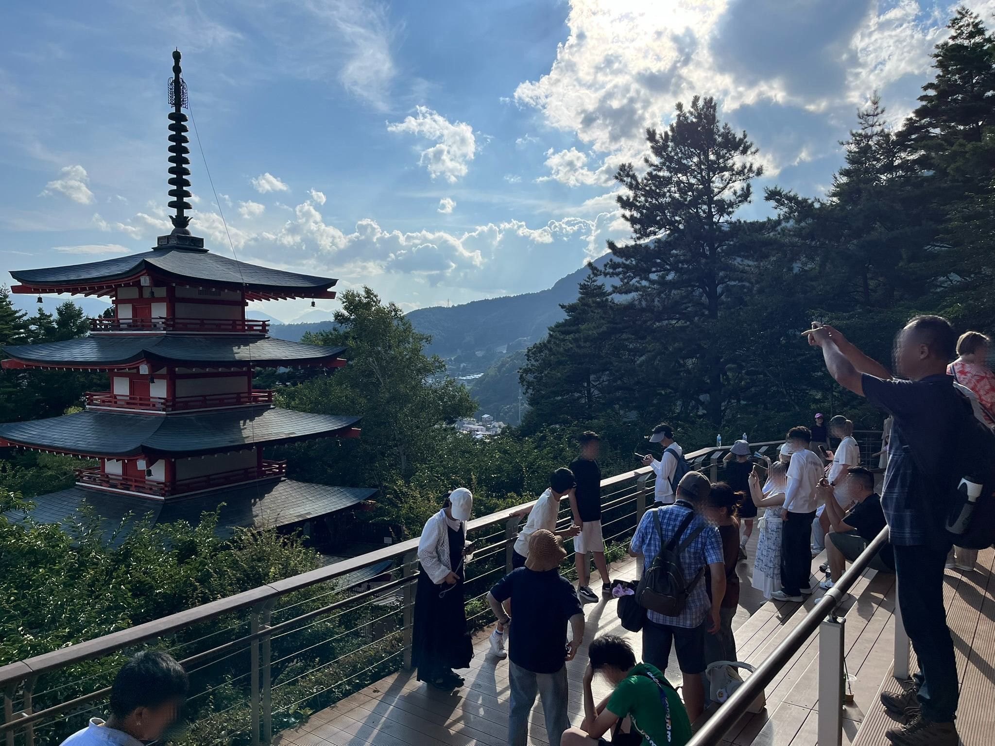 この日も多くの外国人観光客が訪れていました（筆者撮影）