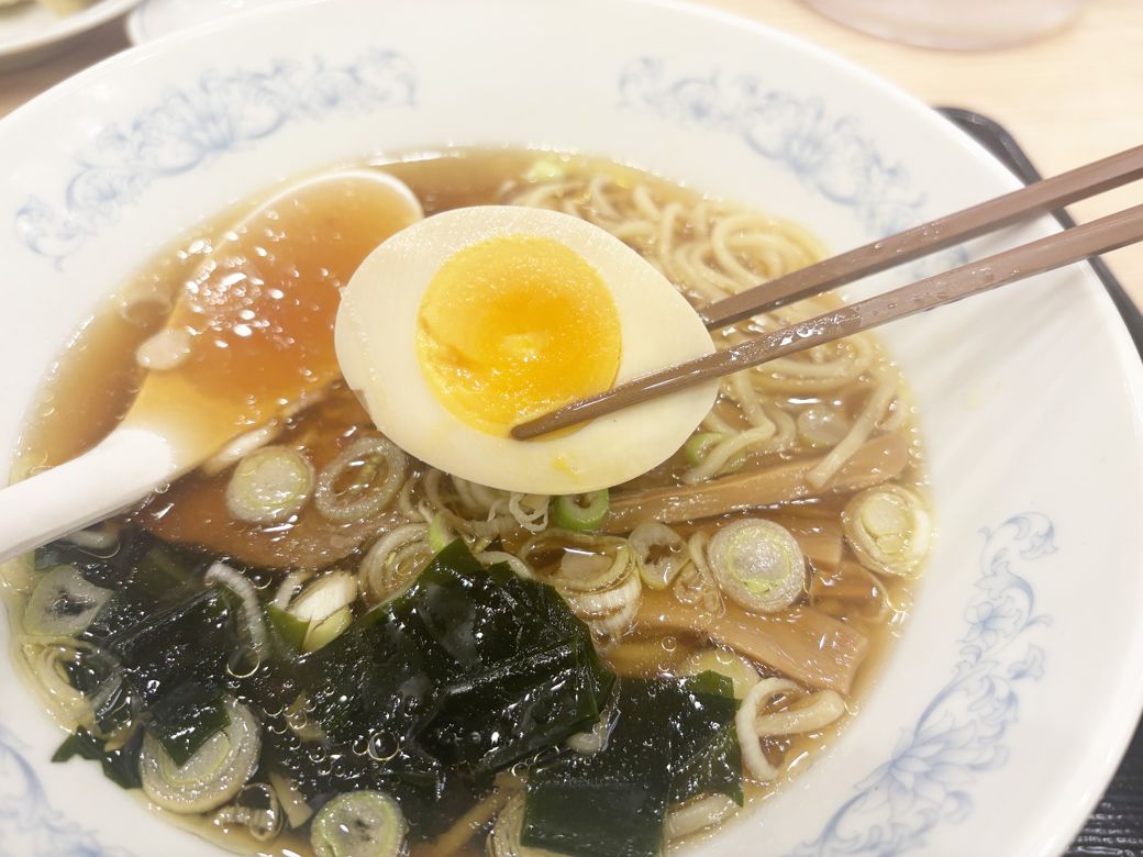 チャーシューに卵、ワカメ、ネギ、メンマのトッピングは、「これぞラーメン」といった趣き（筆者撮影）