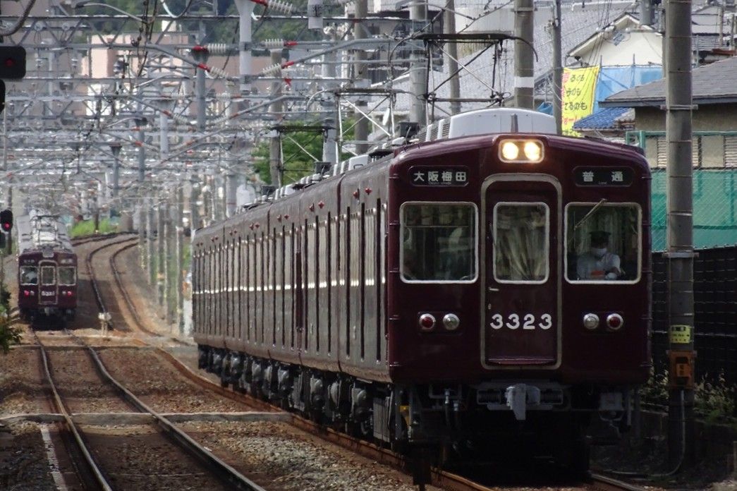 現在では減ったマルーン1色の「フルマルーン」の車両。京都線の3300系と5300系がすれ違う（撮影：南正時）