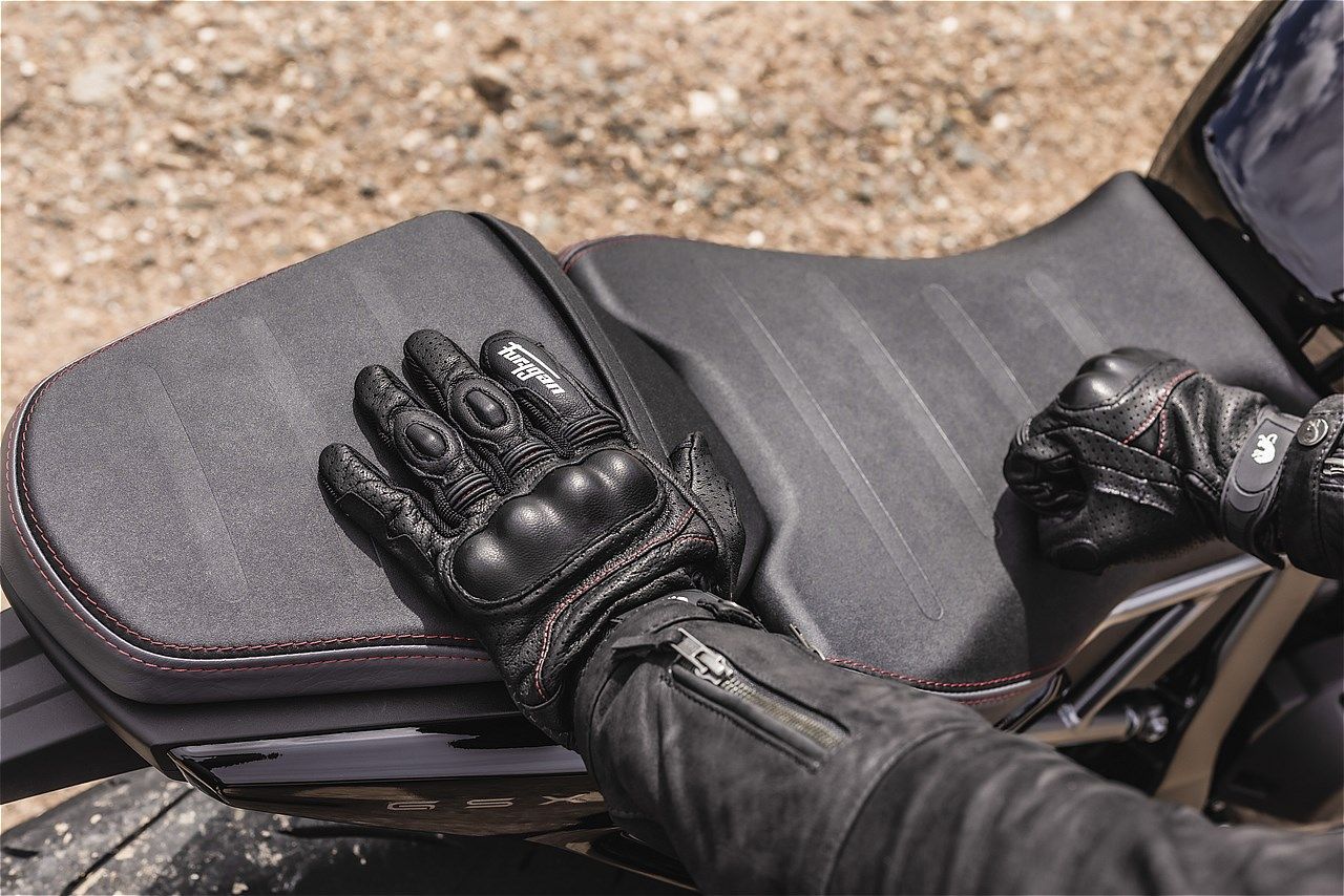 スズキの新型「GSX-8T/GSX-8TT」（写真：スズキ）