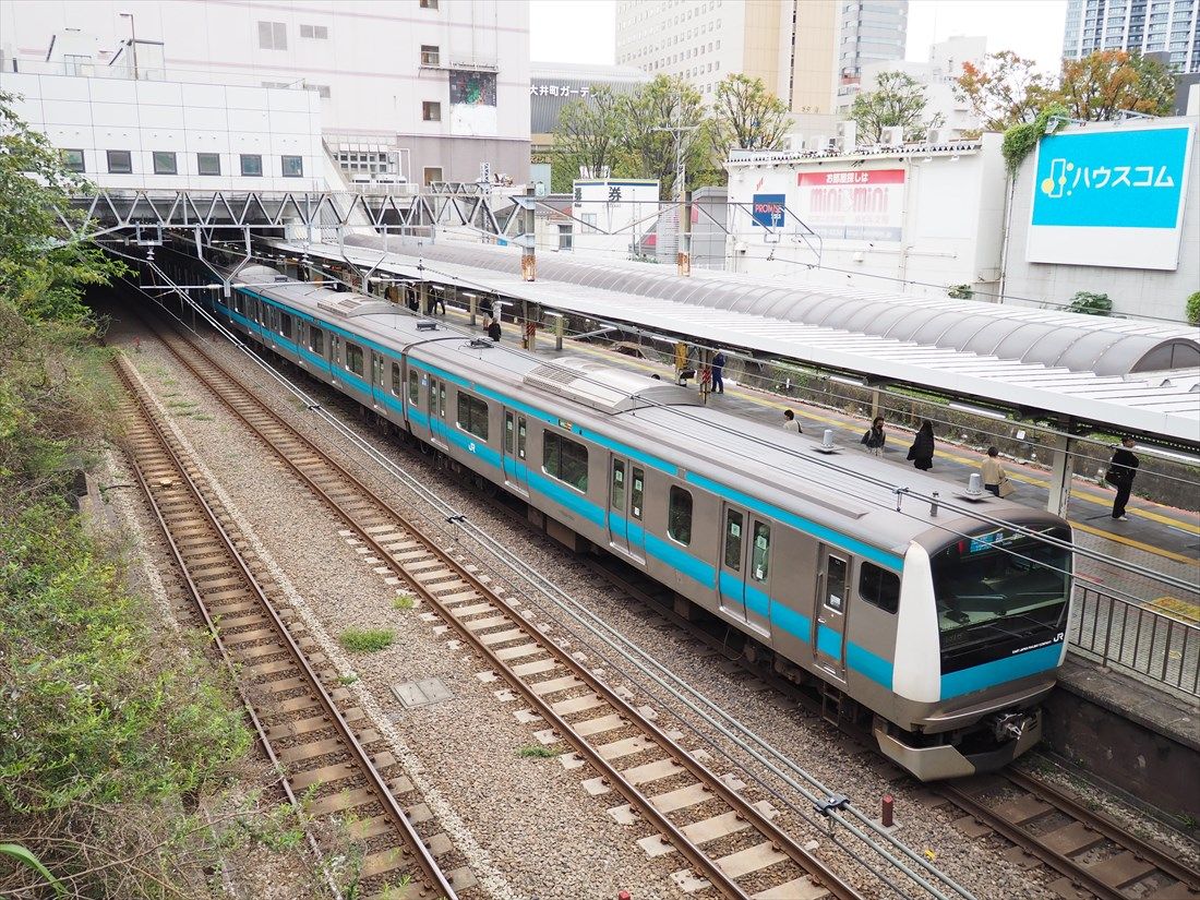 大井町駅は東海道本線（手前）と京浜東北線が通るが、ホームがあるのは京浜東北線だけだ（記者撮影）