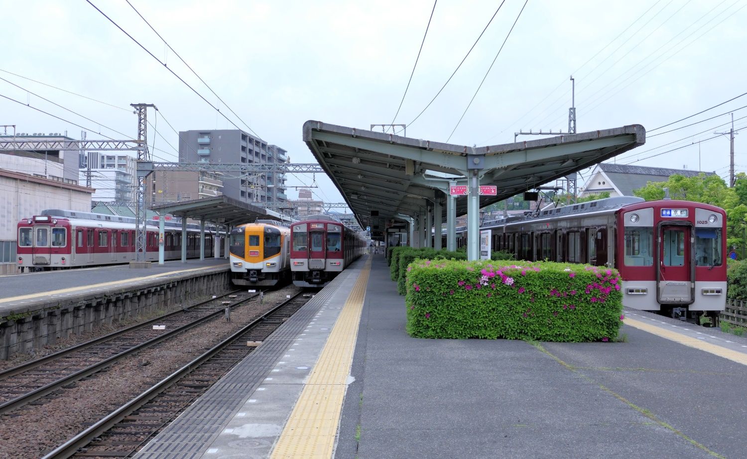 標準軌の橿原線のホーム。左端の車両だけが狭軌（記者撮影）