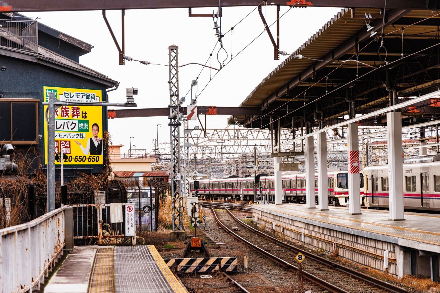 動物園線が使用する1番線の京王八王子方。奥には車両基地に停まっている車両が見える（撮影：鼠入昌史）