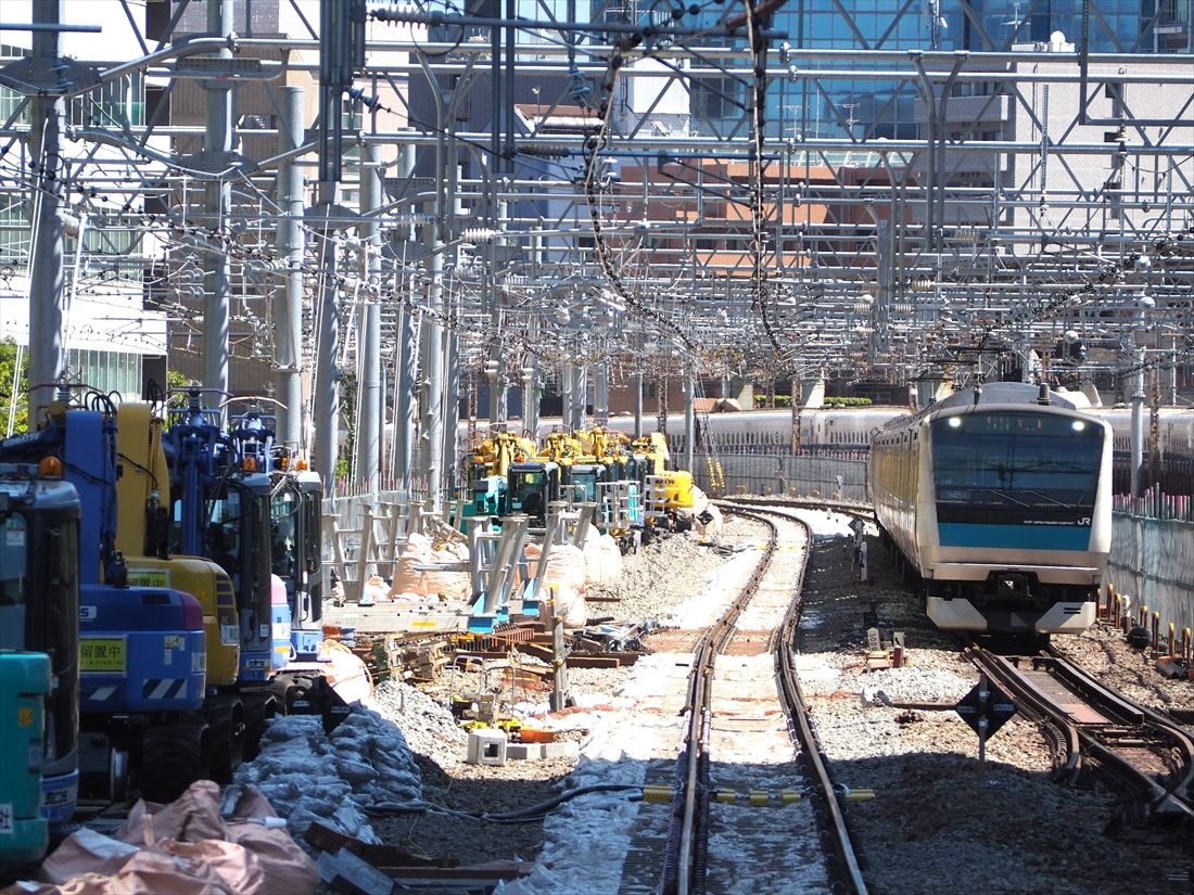 田町駅に接近する京浜東北線南行電車。重機などが並ぶ左側は新たな山手線外回りの線路になる（記者撮影）