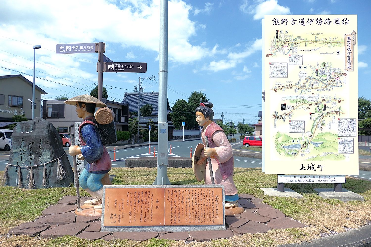 駅前のロータリー。「熊野街道出立の街」のモニュメントが出迎える（記者撮影）