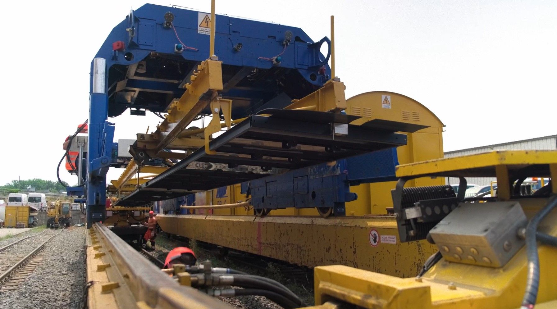 ソーラーパネルの設置工事（写真：Sun-Ways社）