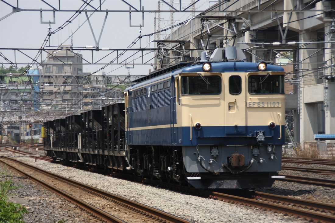 ホキ800形を牽いて走るEF65形1000番台（撮影：南正時）
