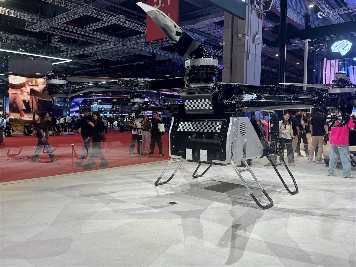シャオペン（エアロHT）「ランドエアクラフトキャリア」に格納されるeVTOL（写真：小川フミオ）