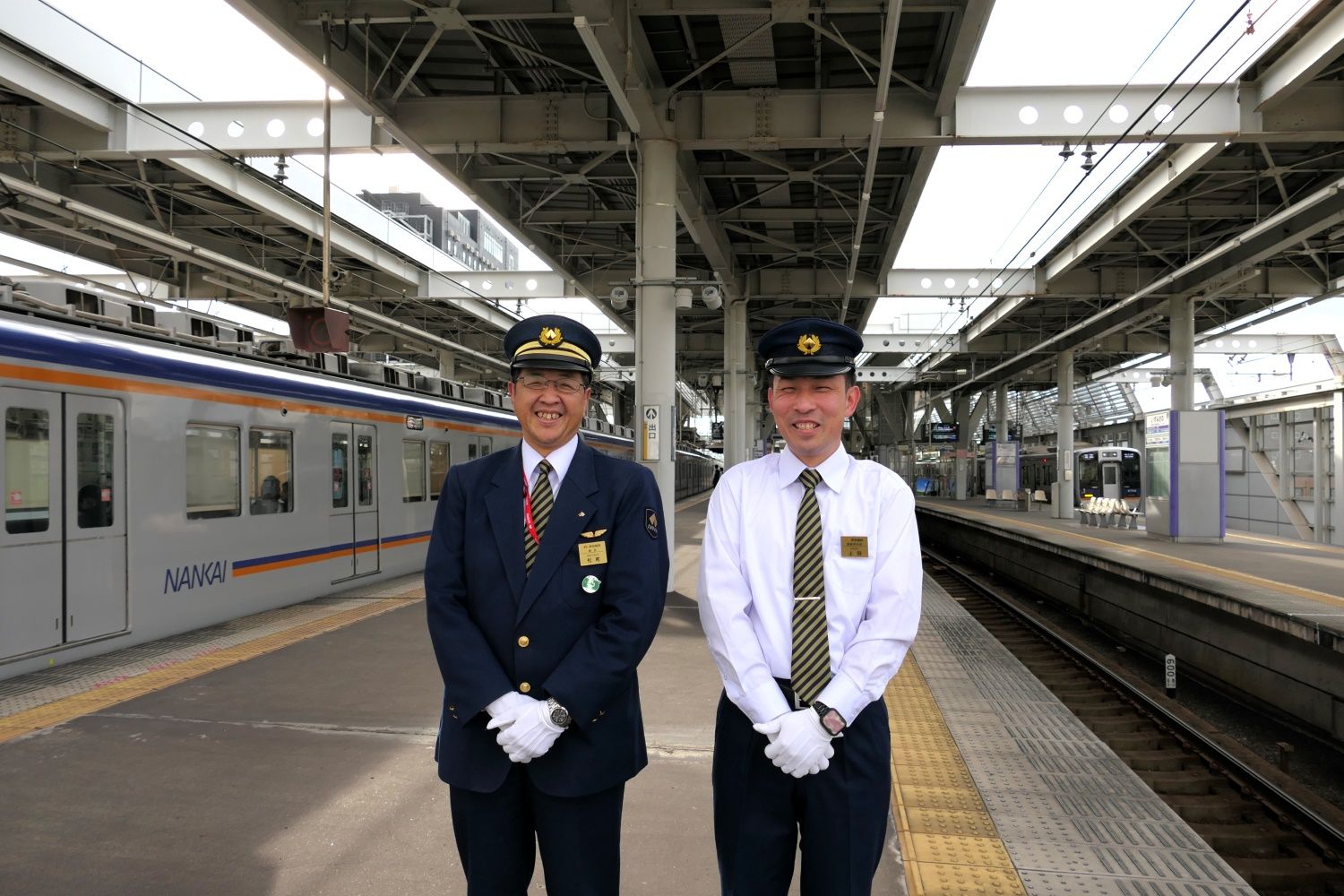 泉佐野駅長の松尾憲明さん（左）と運輸車両部主任の上田宙史さん（記者撮影）