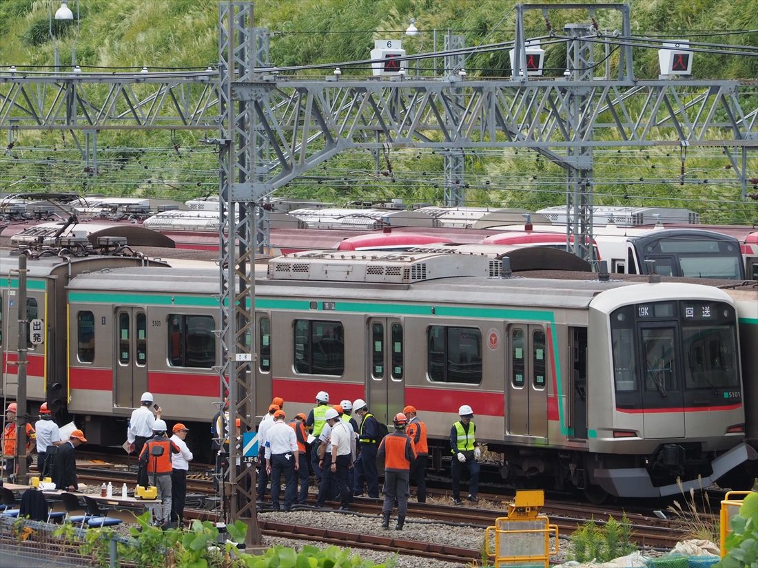 衝突・脱線した東急田園都市線の車両を調査する運輸安全委員会の調査官ら＝2025年10月6日（記者撮影）