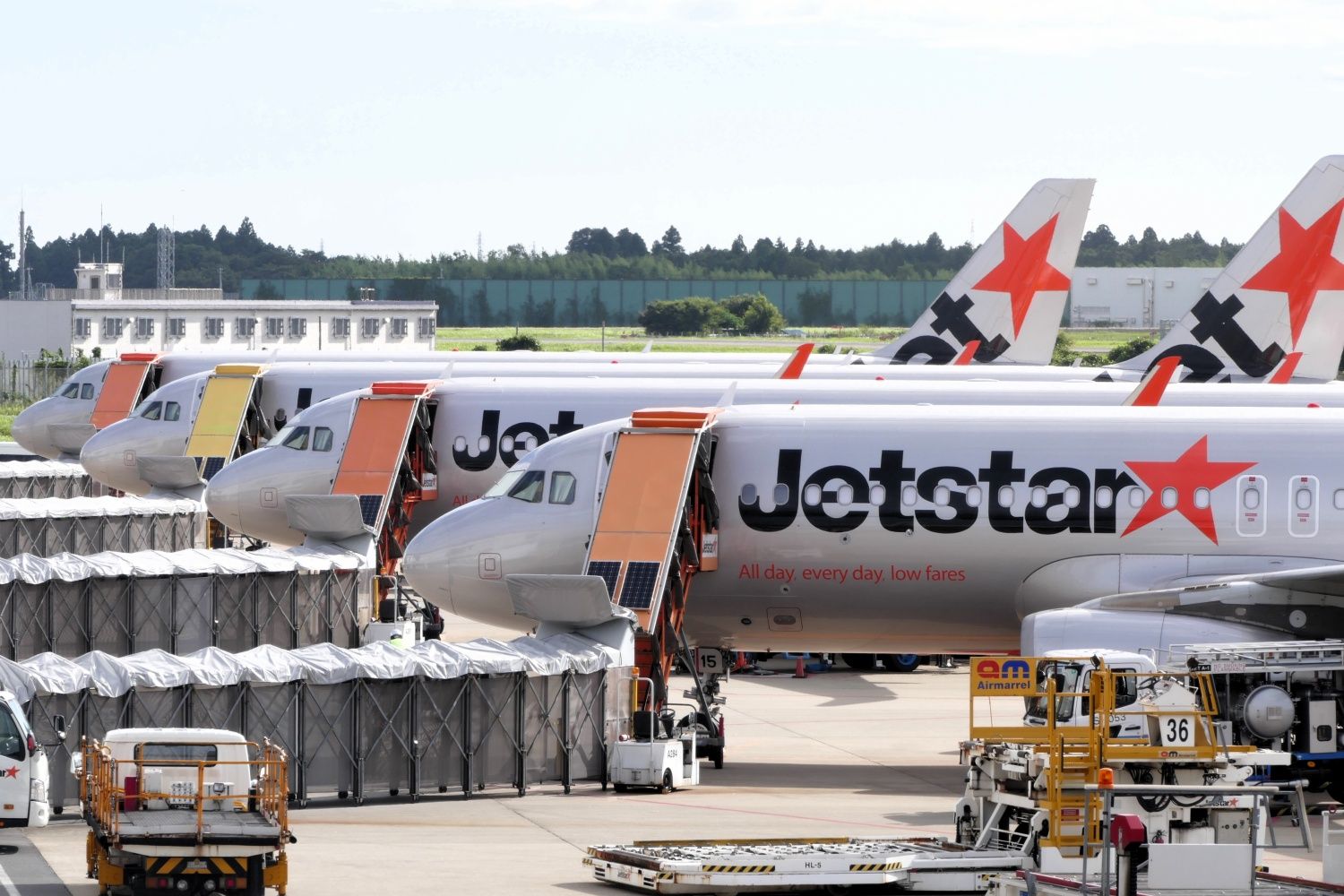 朝の成田空港ターミナル3は各地域へのジェットスター･ジャパン機がそろう（筆者撮影）