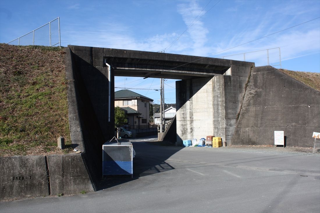 遠江二俣―山東間：道路をまたぐ架道橋も残る（筆者撮影）