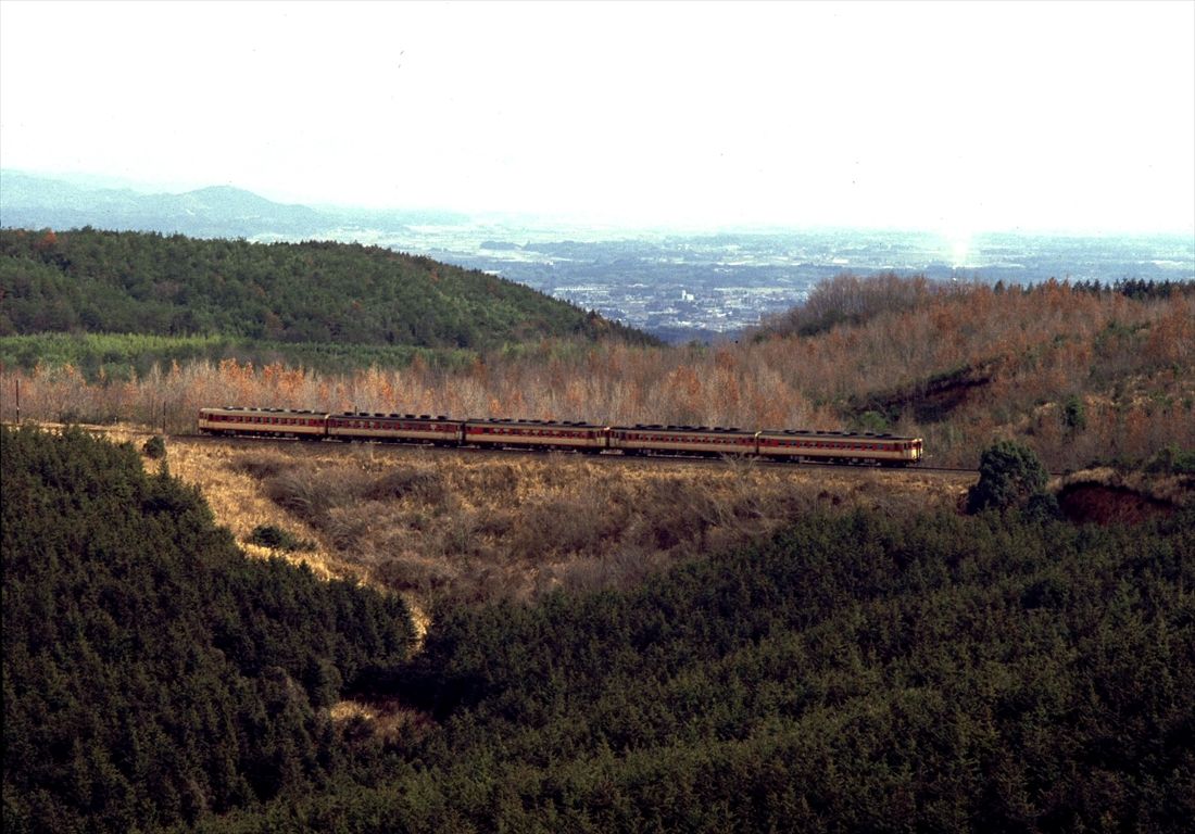 大畑駅付近を走る急行列車（撮影：南正時）