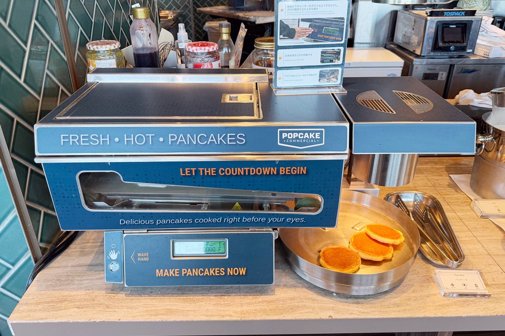 パンケーキマシン。手をかざすとタネが出るしくみ（写真：筆者撮影）