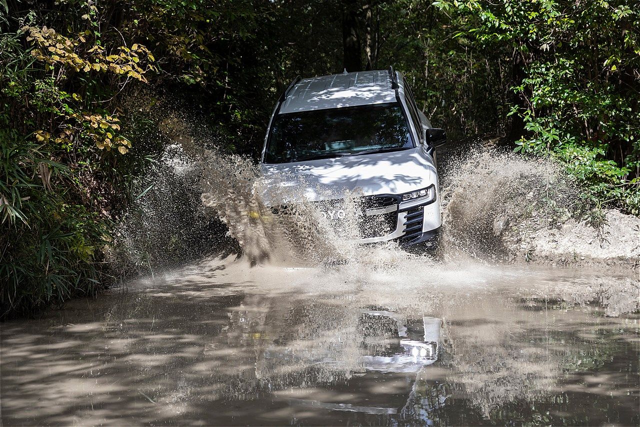 トヨタ「ランドクルーザー300 GR SPORT」（写真：トヨタ自動車）