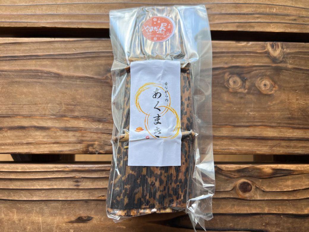 あくまきを作って販売しているときも。あくまきは鹿児島県を中心に南九州地方で食べられる伝統的な餅菓子。もち米を一晩灰汁（あく）に浸し、竹の皮で包んで煮込んで作られる（筆者撮影）
