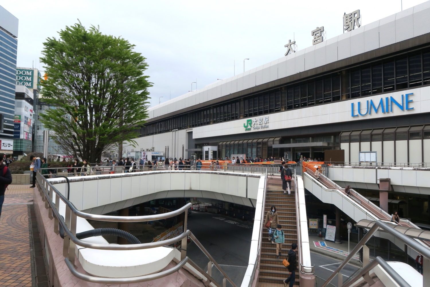 さいたま市の大宮駅西口。JR在来線各線や新幹線、東武アーバンパークラインなど複数路線が乗り入れる（筆者撮影）