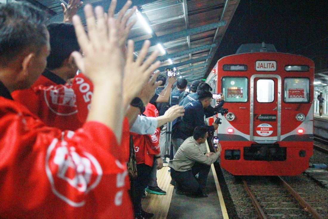 関係者やファンらに見送られながら帰らぬ旅へと出発する8500系8618編成（写真：Mochammad Tianza Fachrezzy - Indonesian Railway Preservation Society）