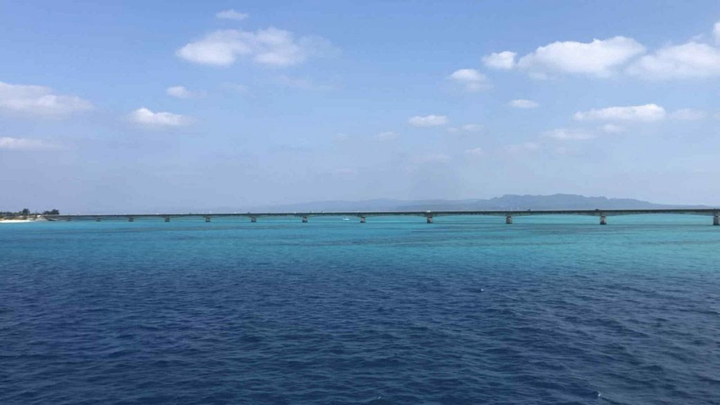 伊平屋島と沖縄本島を結ぶ航路から望む古宇利大橋（筆者撮影）