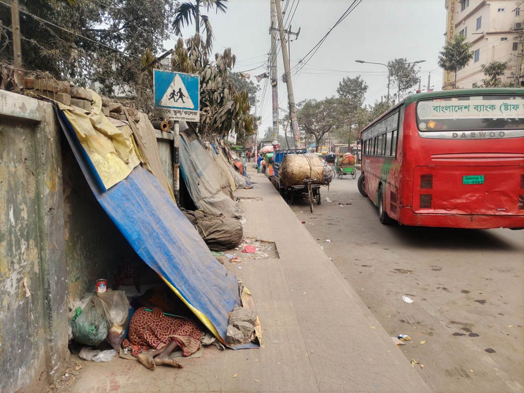 市内の光景。尖った棒状の何かを持ち、横になってる人がいた（筆者撮影）