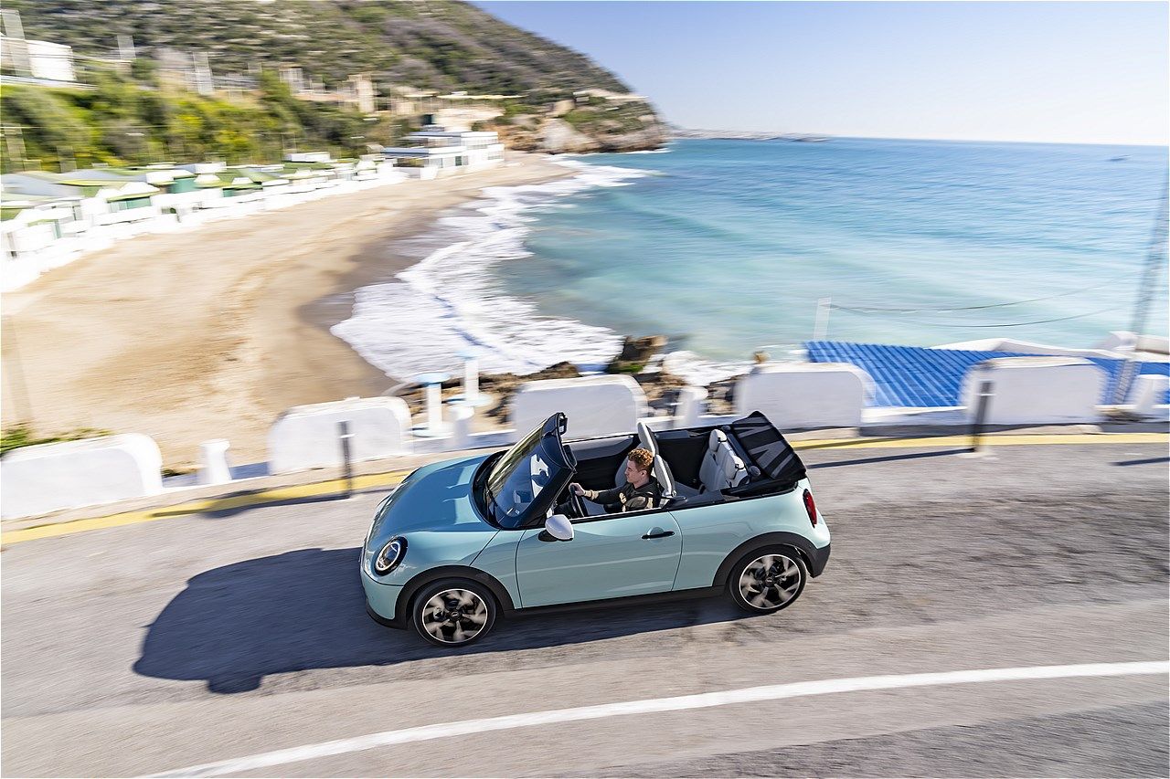 MINI（ミニ）の新型「ミニ・クーパー・コンバーチブルS」（写真：MINI）