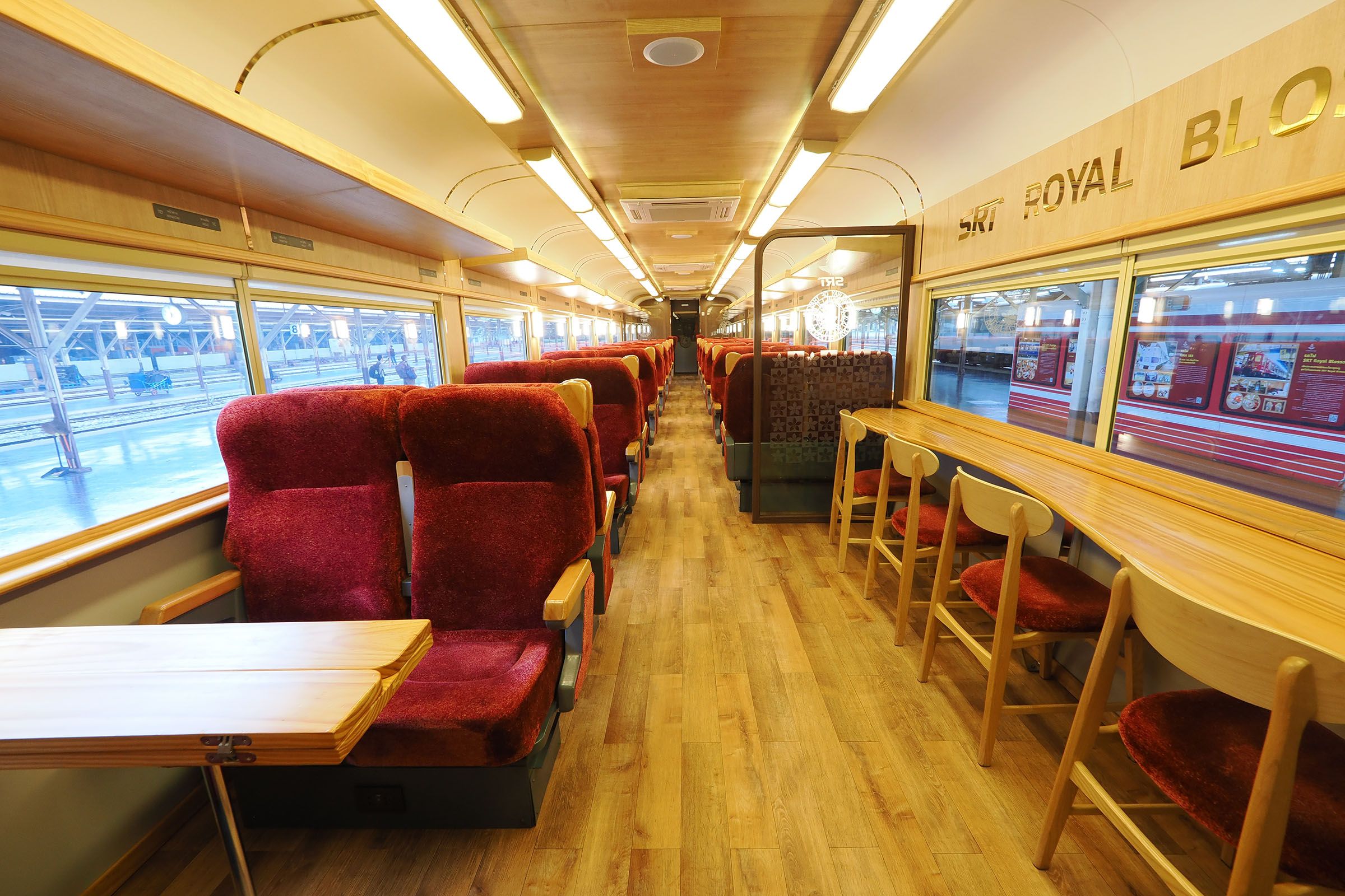 タイ国鉄　14系客車　ロイヤルブロッサム