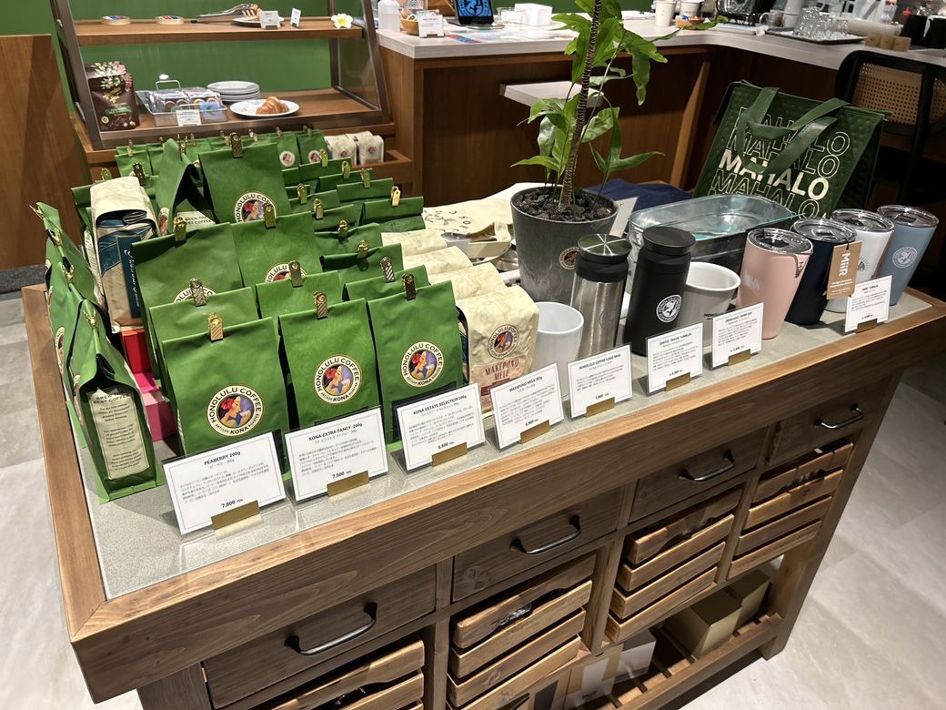 店内にはコーヒーやタンブラーなどの物販も（写真は麻布十番店、筆者撮影）