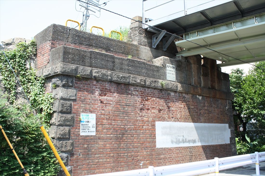 架道橋は場所によっては単線用のみ設置。複線構造の橋台はレンガ造りでレトロな雰囲気を醸し出している（筆者撮影）