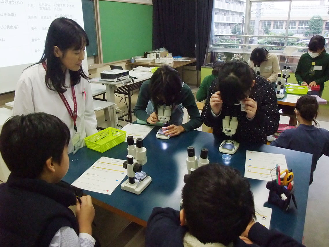 東京都北区での理科実験支援事業の様子