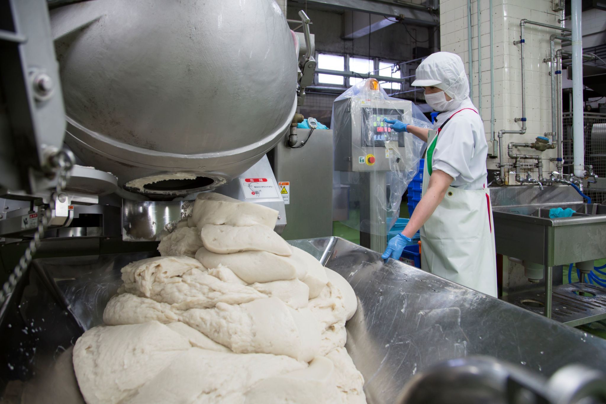 擂潰（らいかい）の様子もガラス越しに見学することができる（写真：鐘崎提供）