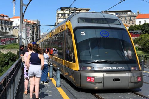ドンルイス1世橋を渡るメトロは観光客にも人気（筆者撮影）