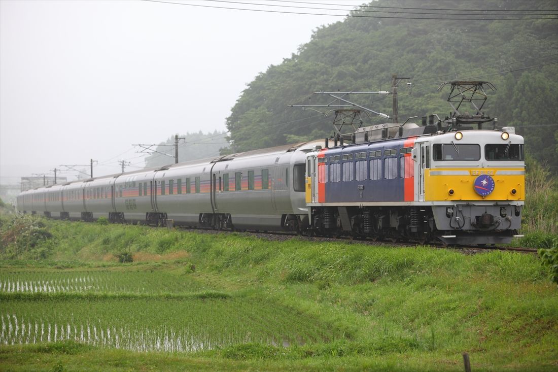東北本線新白河付近を走るEF81形専用機牽引の寝台特急「カシオペア」（撮影：南正時）