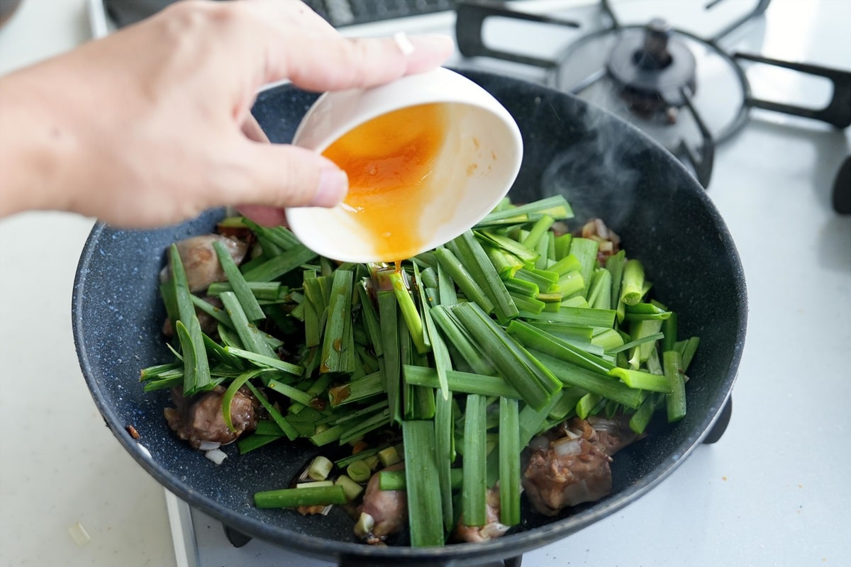 調味料とニラを加えるタイミング