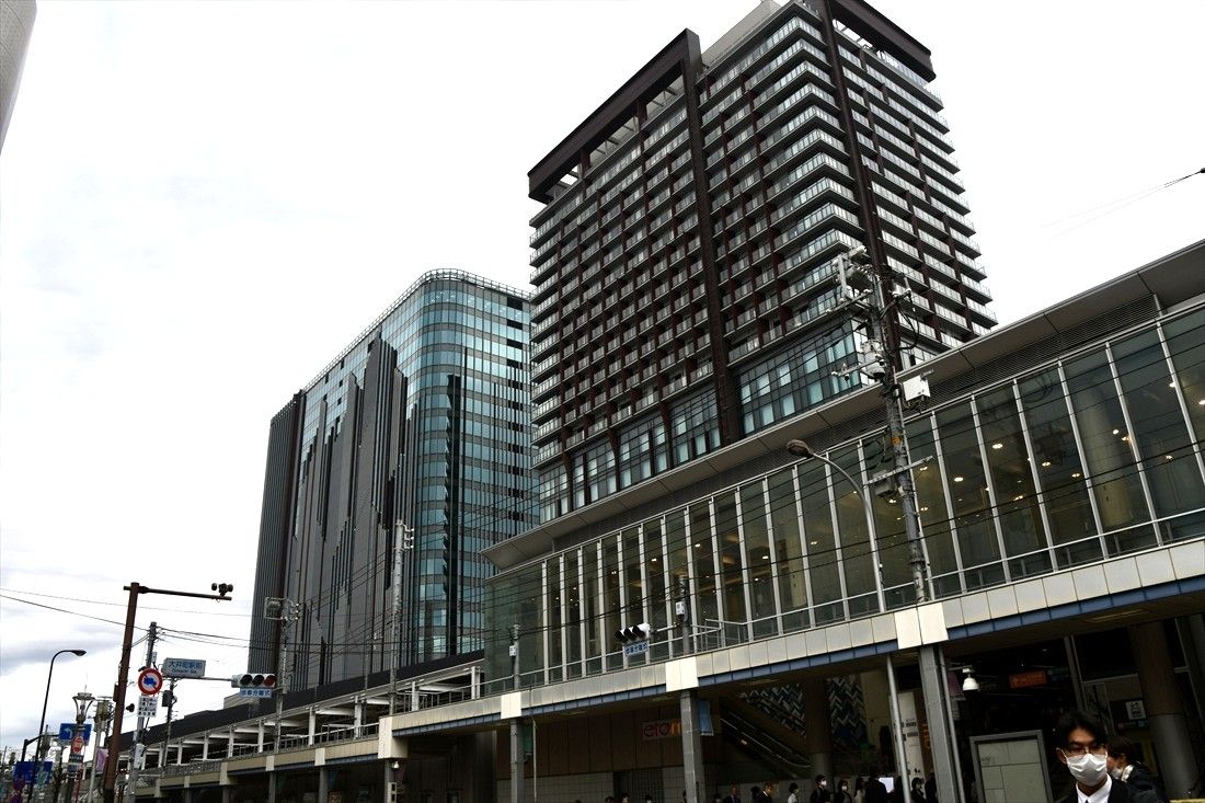 JR・東急大井町駅に隣接する複合施設「大井町トラックス」。手前は東急大井町線の高架（記者撮影）