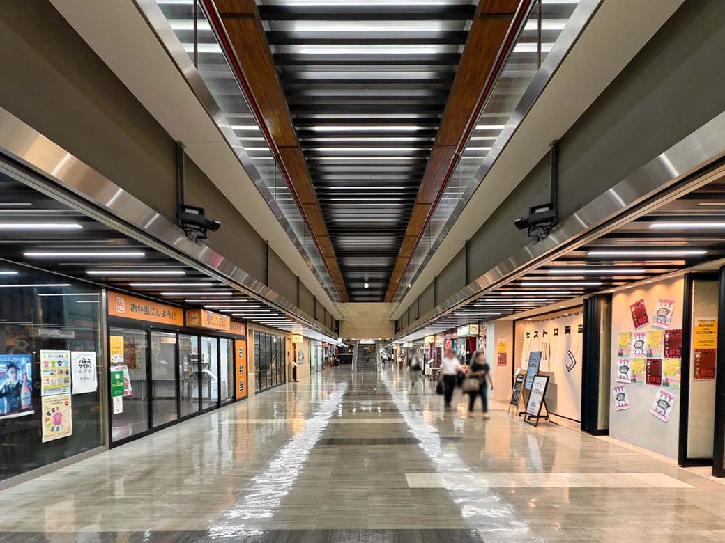 吹き抜けになった地下1階の商店街には、新旧テナントが入り交じり、昼時にはランチの行列ができるほどのにぎわいを見せる（筆者撮影）